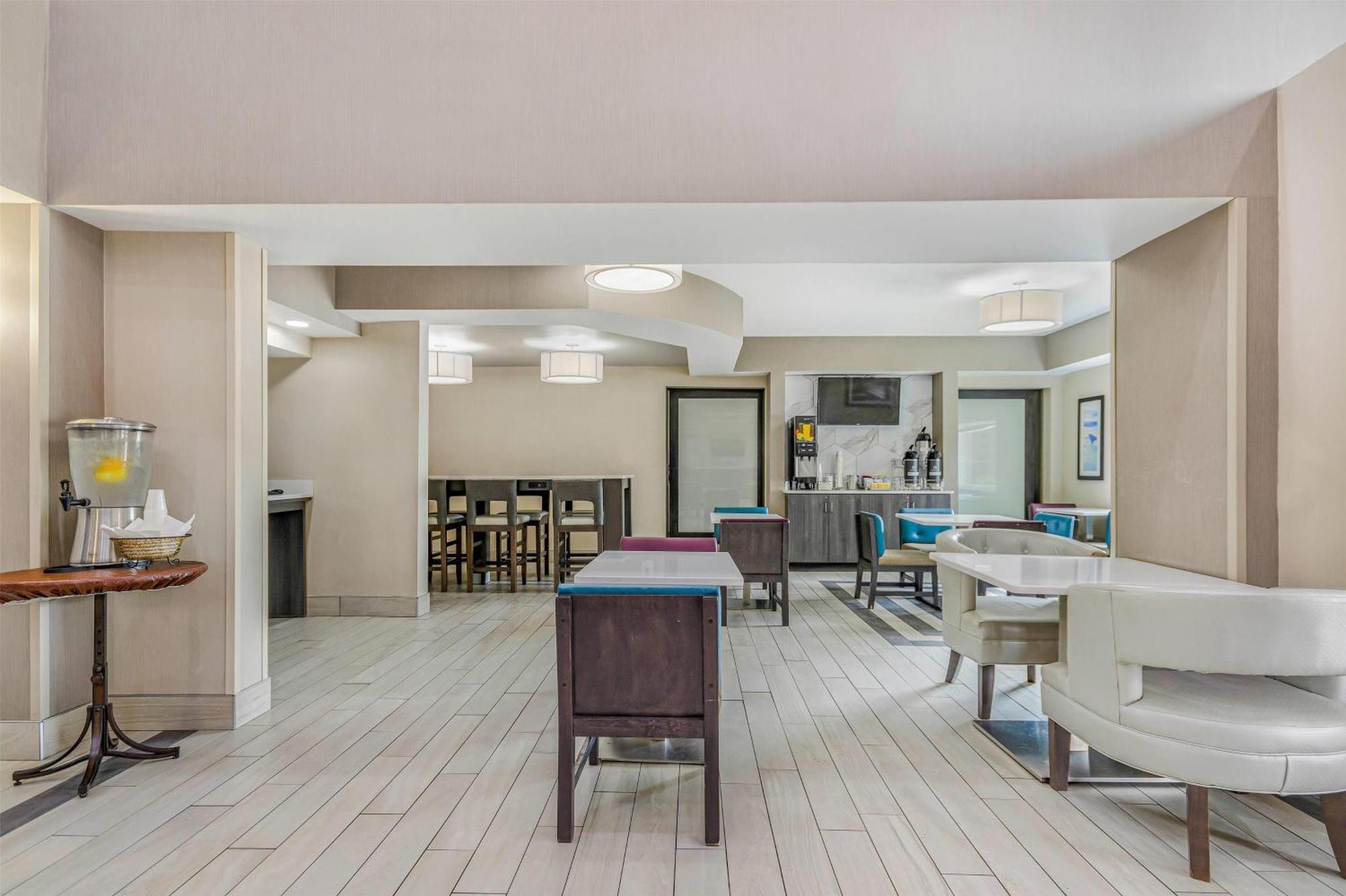 La Quinta By Wyndham Hotel
